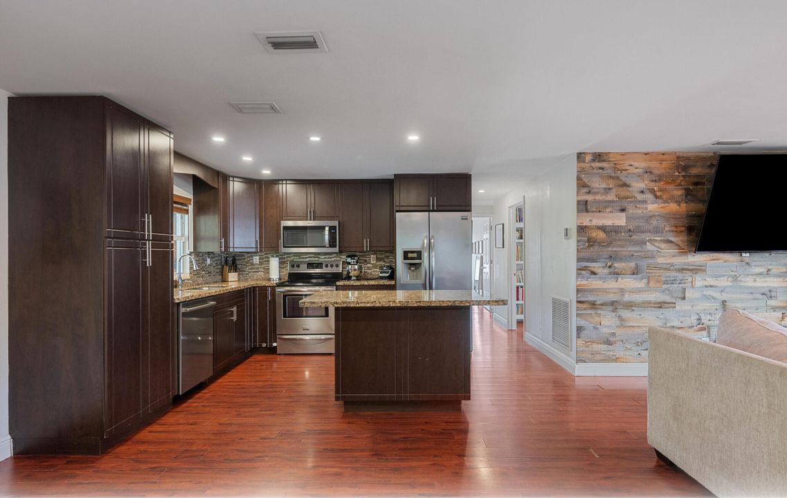 合同活跃: $519,900 (4 贝兹, 2 浴室, 1428 平方英尺)