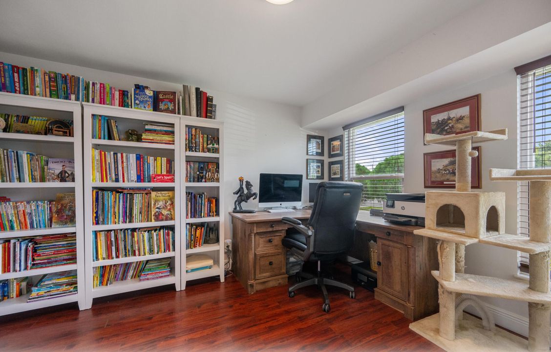 合同活跃: $519,900 (4 贝兹, 2 浴室, 1428 平方英尺)