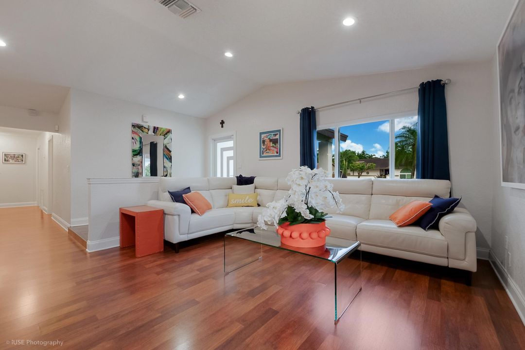 合同活跃: $699,999 (3 贝兹, 2 浴室, 1503 平方英尺)