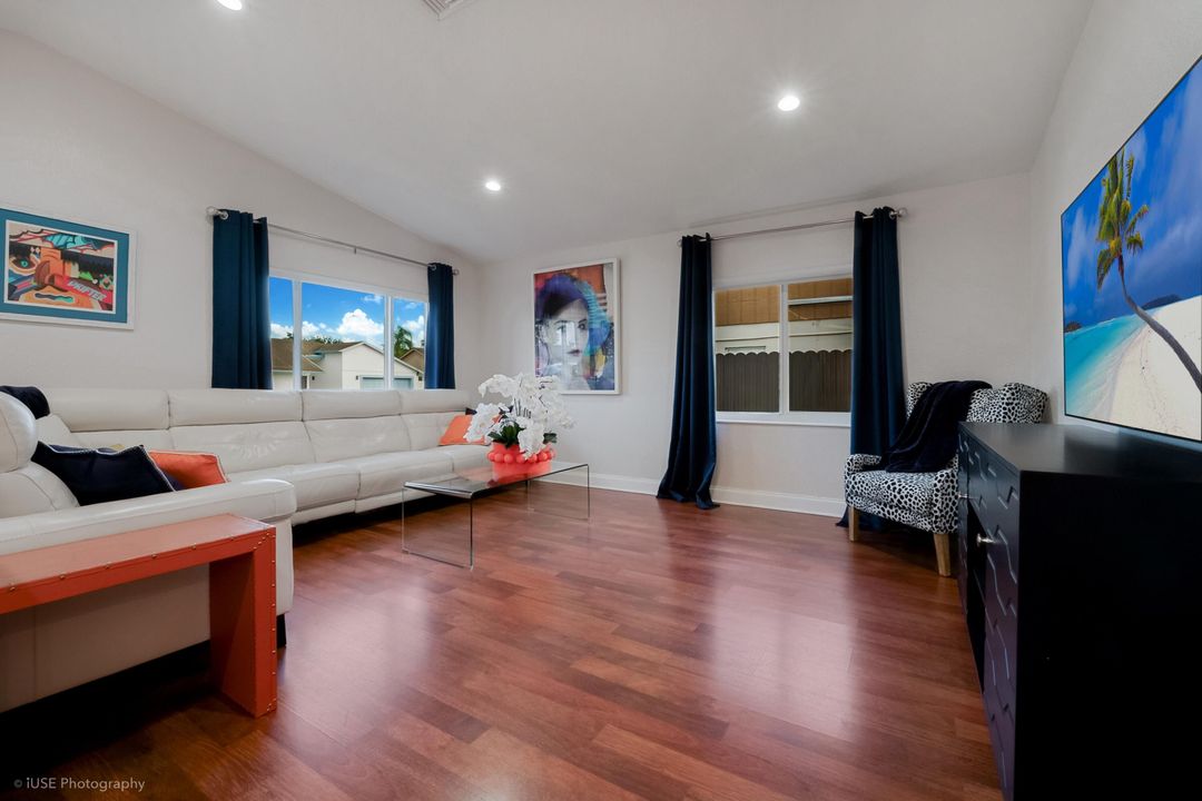 合同活跃: $699,999 (3 贝兹, 2 浴室, 1503 平方英尺)