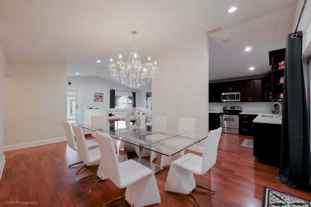 合同活跃: $699,999 (3 贝兹, 2 浴室, 1503 平方英尺)