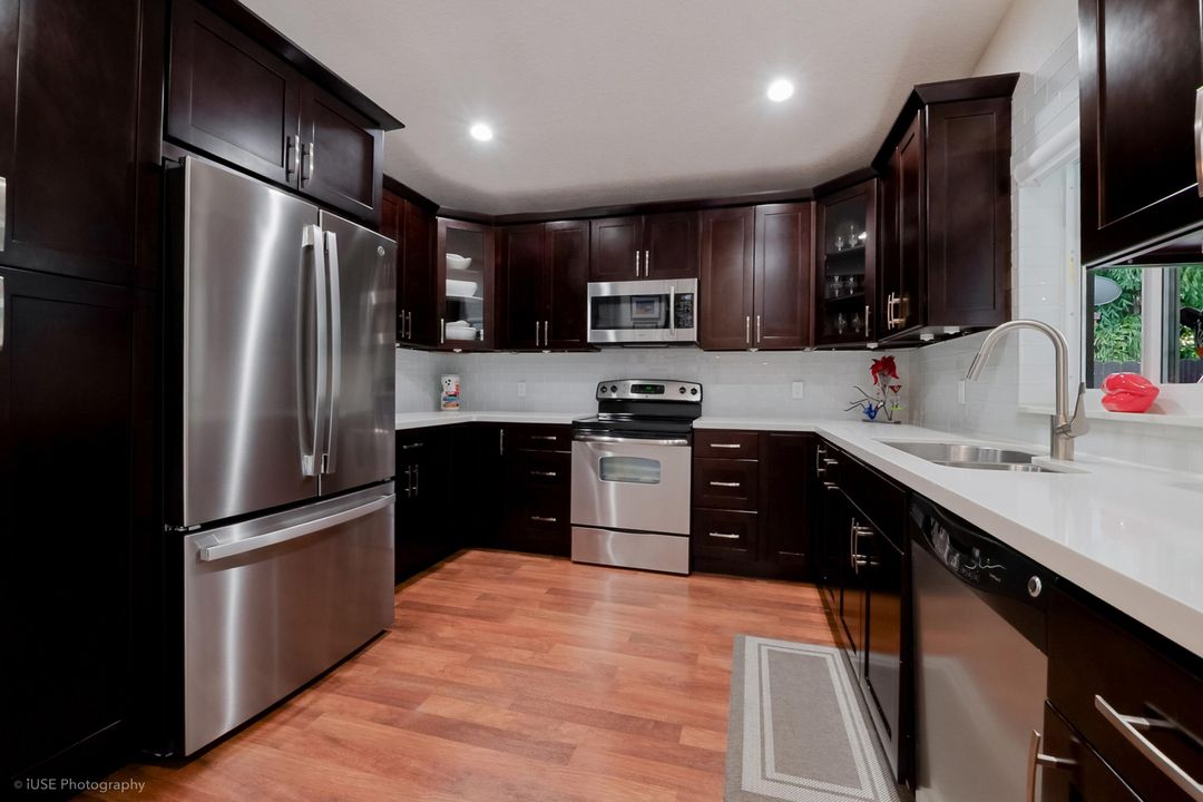 合同活跃: $699,999 (3 贝兹, 2 浴室, 1503 平方英尺)