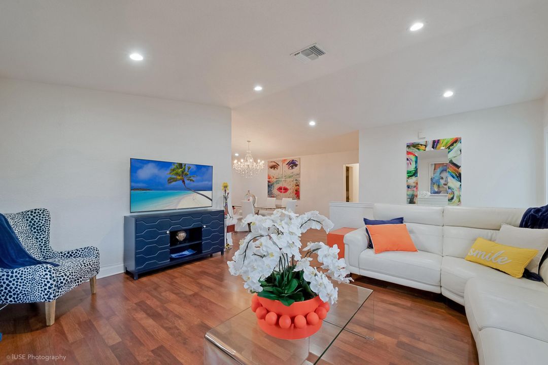 合同活跃: $699,999 (3 贝兹, 2 浴室, 1503 平方英尺)