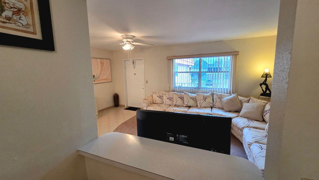 На продажу: $74,900 (1 спален, 1 ванн, 720 Квадратных фут)