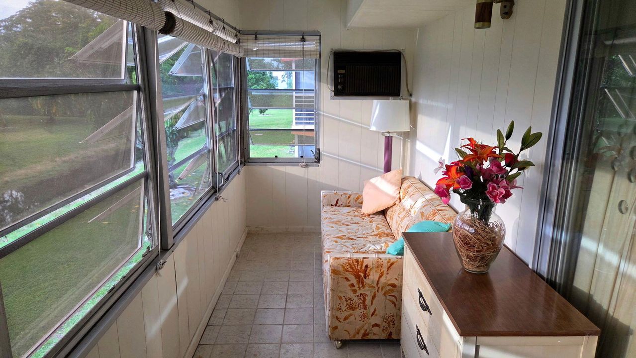 На продажу: $74,900 (1 спален, 1 ванн, 720 Квадратных фут)