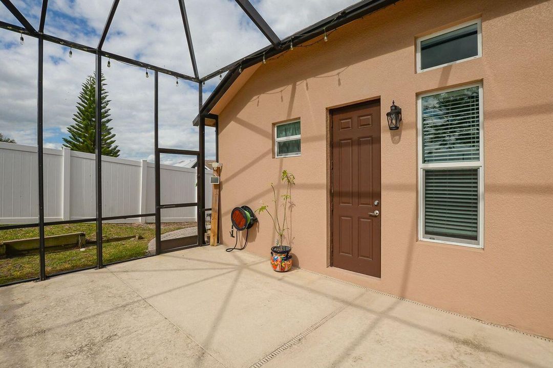 For Rent: $1,700 (1 beds, 1 baths, 3222 Square Feet)