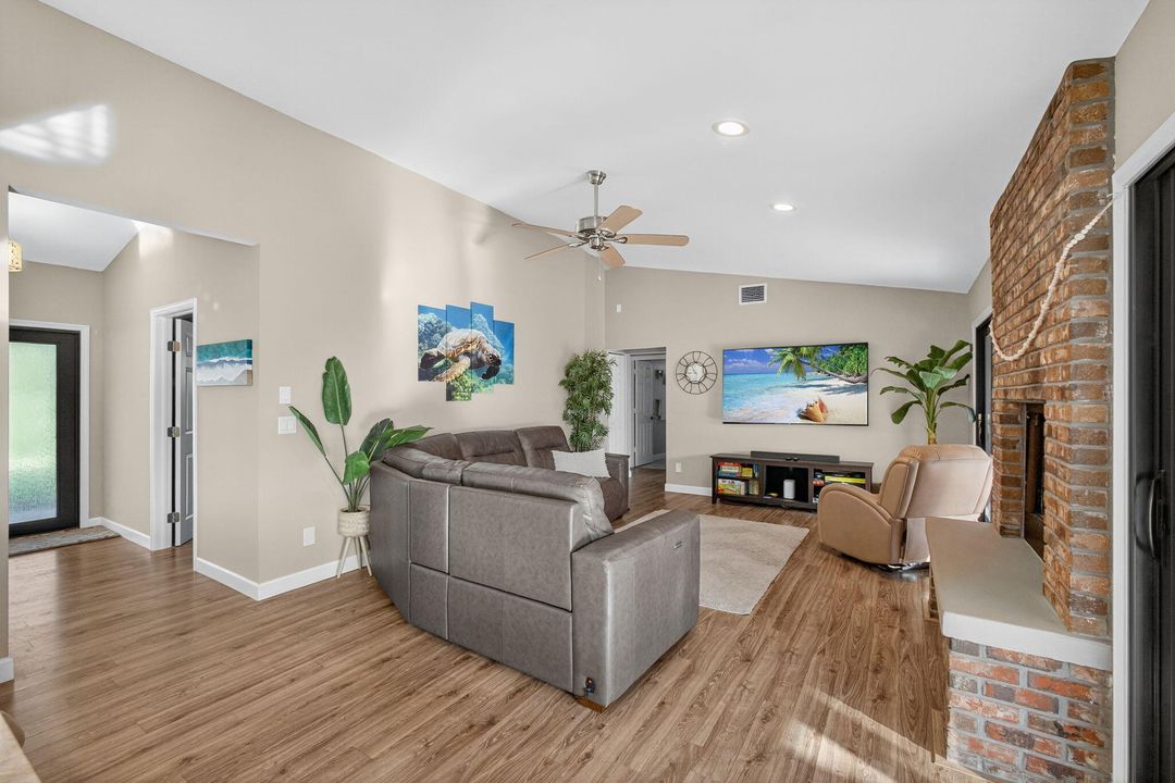 待售: $829,000 (4 贝兹, 2 浴室, 2052 平方英尺)