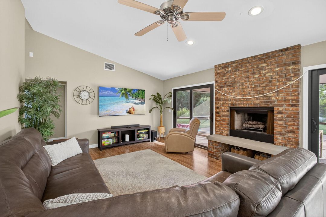 待售: $829,000 (4 贝兹, 2 浴室, 2052 平方英尺)