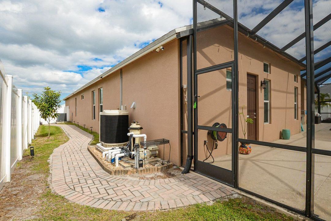 For Rent: $1,700 (1 beds, 1 baths, 3222 Square Feet)