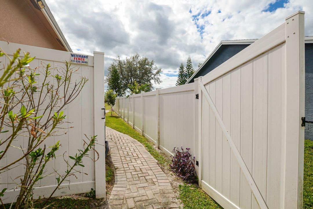 For Rent: $1,700 (1 beds, 1 baths, 3222 Square Feet)