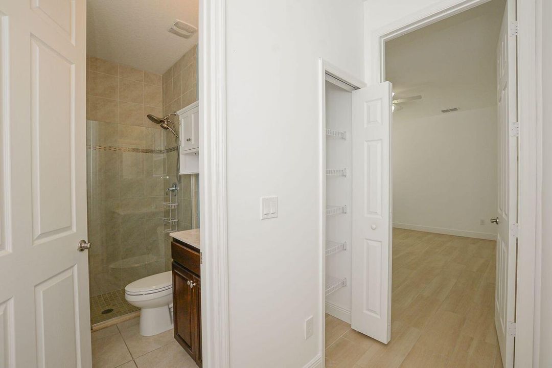 For Rent: $1,700 (1 beds, 1 baths, 3222 Square Feet)