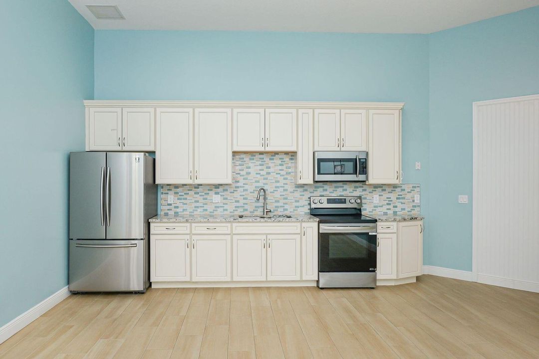 For Rent: $1,700 (1 beds, 1 baths, 3222 Square Feet)