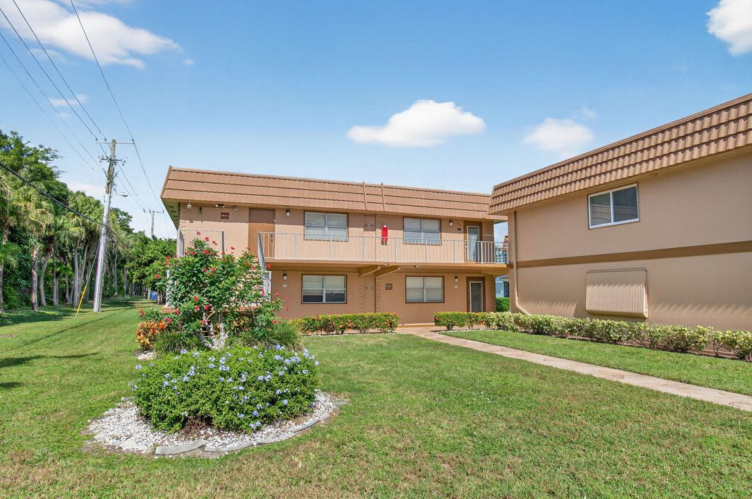 Active With Contract: $115,000 (2 beds, 2 baths, 880 Square Feet)