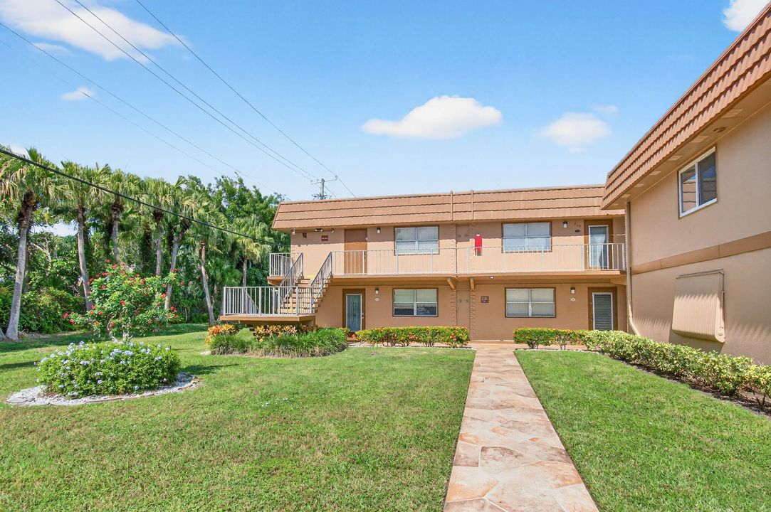 Active With Contract: $115,000 (2 beds, 2 baths, 880 Square Feet)