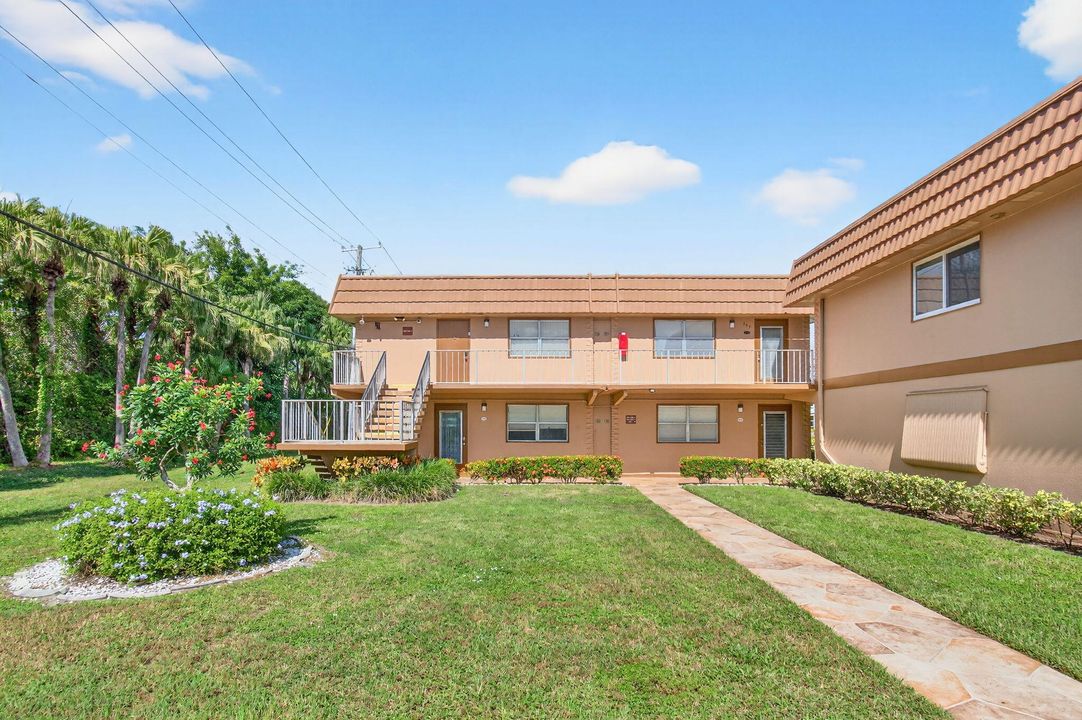 Active With Contract: $115,000 (2 beds, 2 baths, 880 Square Feet)