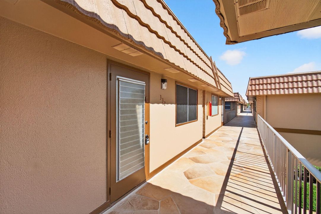 Active With Contract: $115,000 (2 beds, 2 baths, 880 Square Feet)