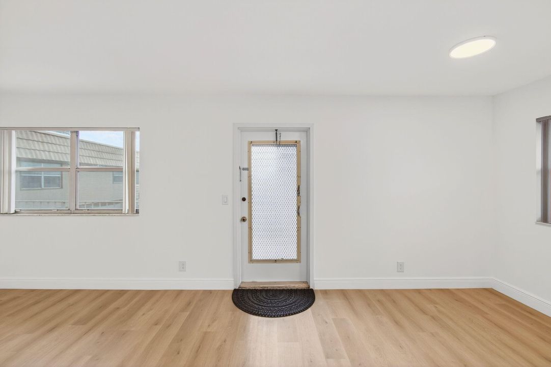 Active With Contract: $115,000 (2 beds, 2 baths, 880 Square Feet)