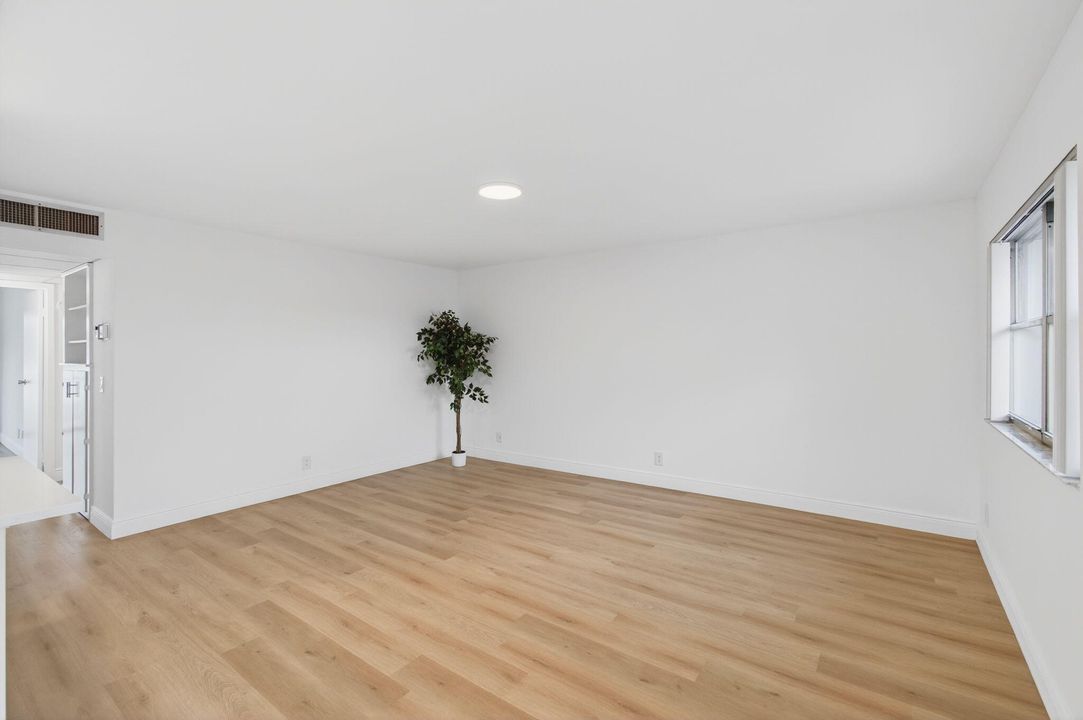 Active With Contract: $115,000 (2 beds, 2 baths, 880 Square Feet)