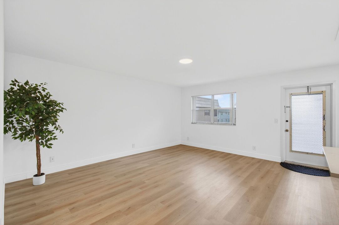 Active With Contract: $115,000 (2 beds, 2 baths, 880 Square Feet)