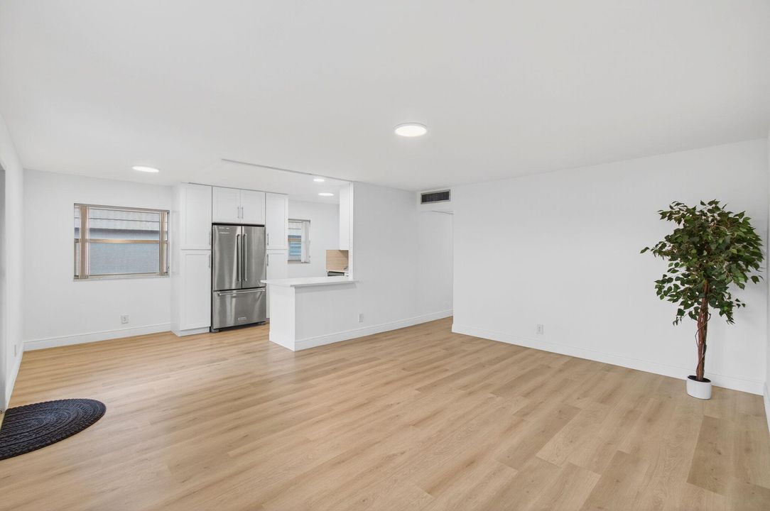 Active With Contract: $115,000 (2 beds, 2 baths, 880 Square Feet)