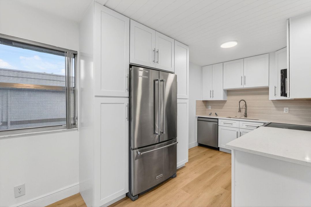 Active With Contract: $115,000 (2 beds, 2 baths, 880 Square Feet)