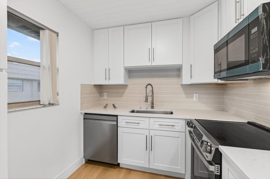 Active With Contract: $115,000 (2 beds, 2 baths, 880 Square Feet)