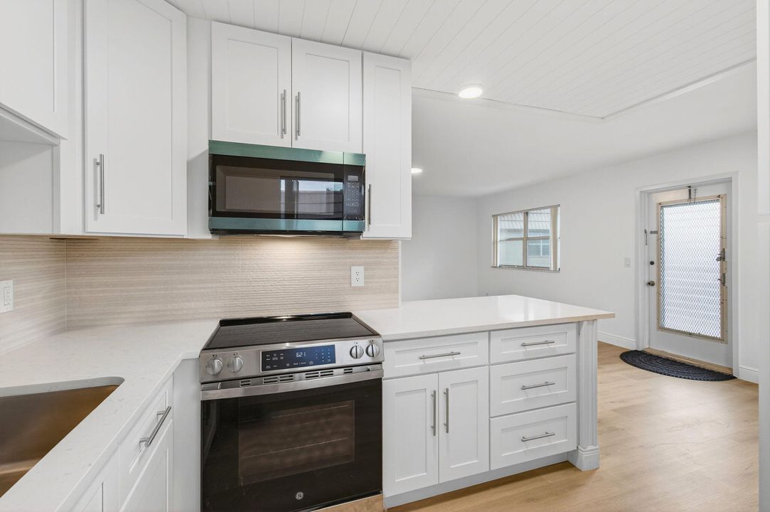 Active With Contract: $115,000 (2 beds, 2 baths, 880 Square Feet)