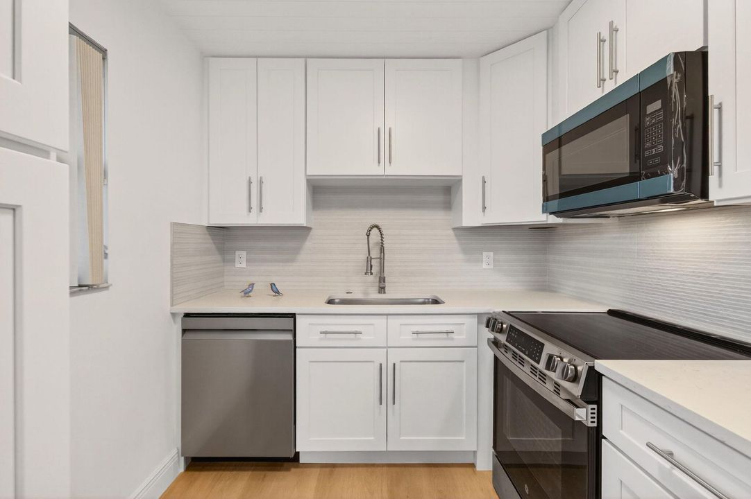 Active With Contract: $115,000 (2 beds, 2 baths, 880 Square Feet)