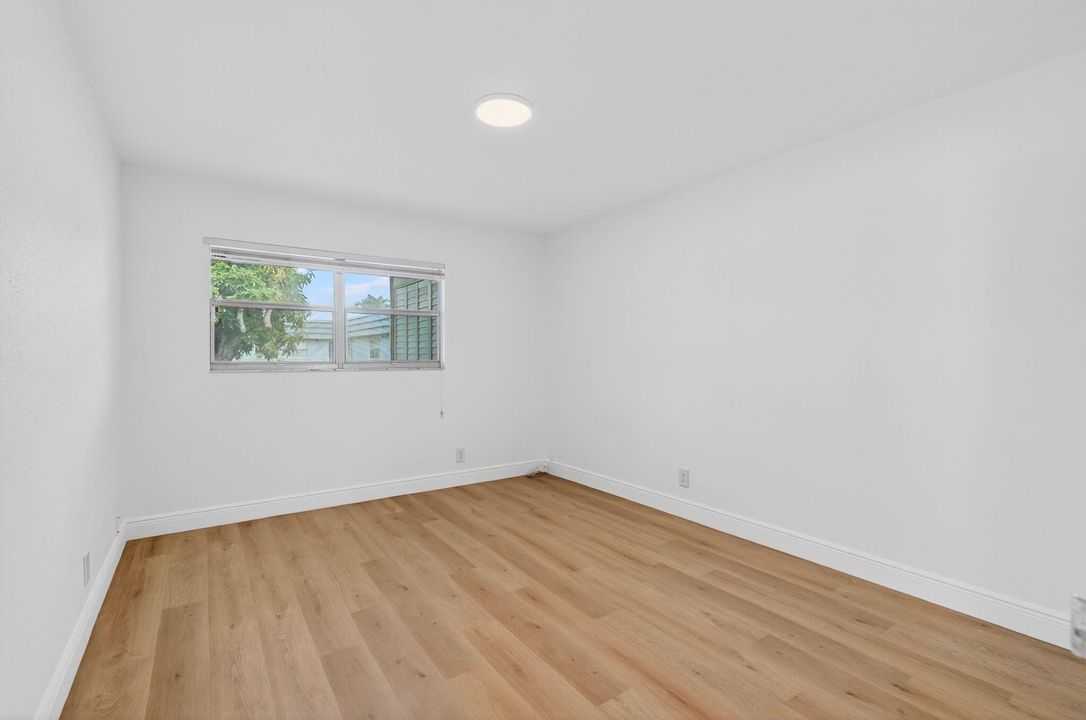 Active With Contract: $115,000 (2 beds, 2 baths, 880 Square Feet)