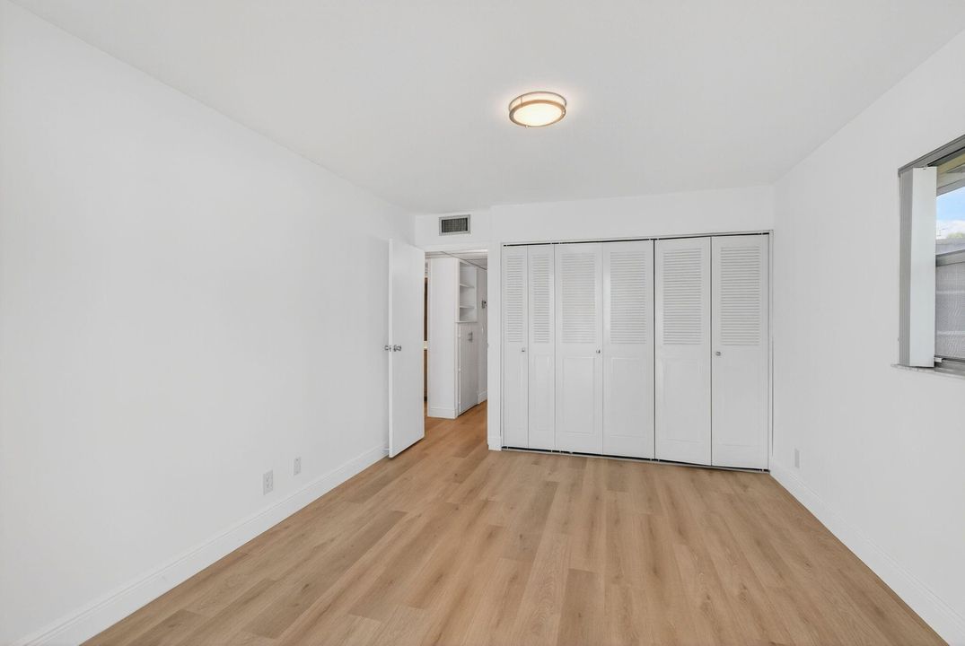 Active With Contract: $115,000 (2 beds, 2 baths, 880 Square Feet)