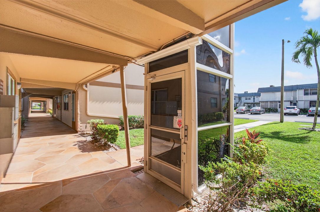 Active With Contract: $115,000 (2 beds, 2 baths, 880 Square Feet)