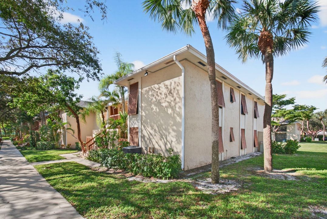 Active With Contract: $2,600 (3 beds, 2 baths, 978 Square Feet)