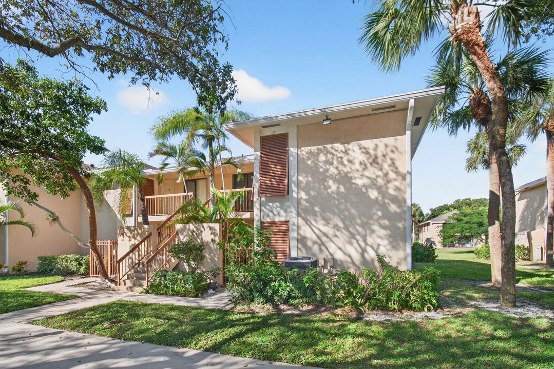 Active With Contract: $2,600 (3 beds, 2 baths, 978 Square Feet)