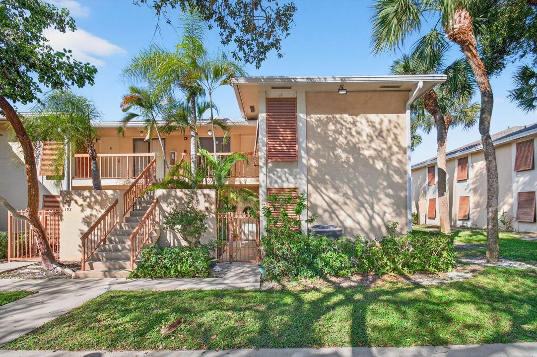 Active With Contract: $2,600 (3 beds, 2 baths, 978 Square Feet)