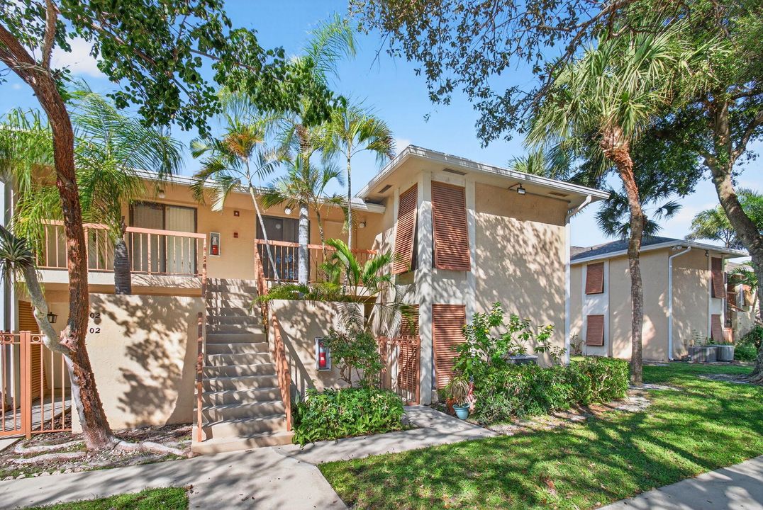 Active With Contract: $2,600 (3 beds, 2 baths, 978 Square Feet)