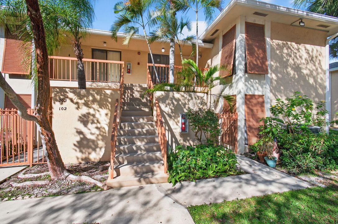 Active With Contract: $2,600 (3 beds, 2 baths, 978 Square Feet)