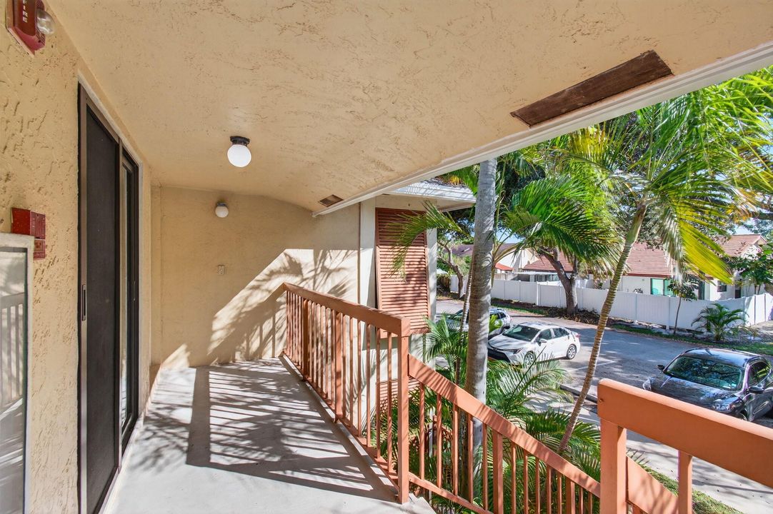 Active With Contract: $2,600 (3 beds, 2 baths, 978 Square Feet)