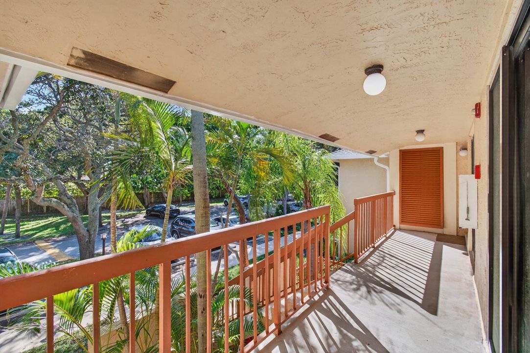 Active With Contract: $2,600 (3 beds, 2 baths, 978 Square Feet)