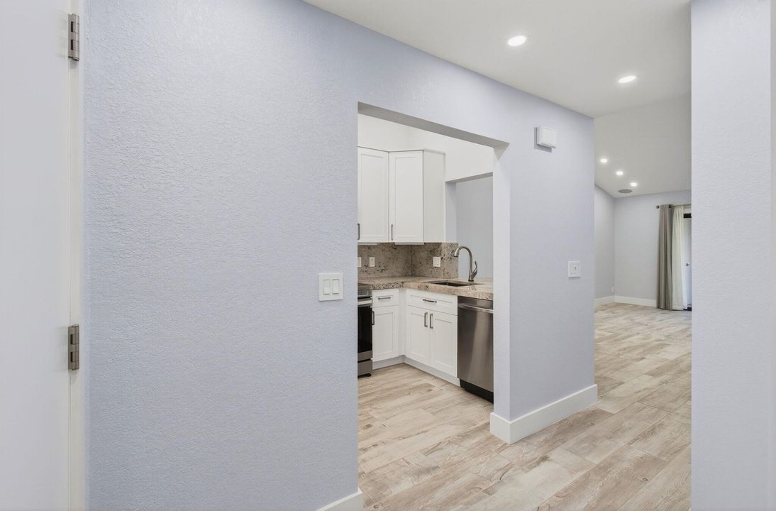 Active With Contract: $2,600 (3 beds, 2 baths, 978 Square Feet)