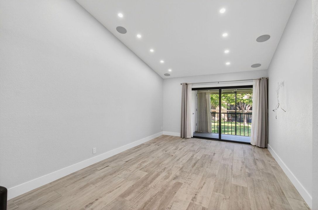 Active With Contract: $2,600 (3 beds, 2 baths, 978 Square Feet)