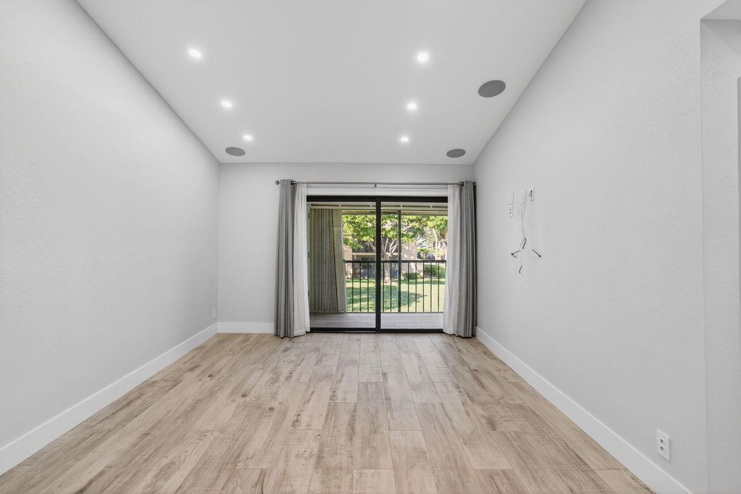 Active With Contract: $2,600 (3 beds, 2 baths, 978 Square Feet)