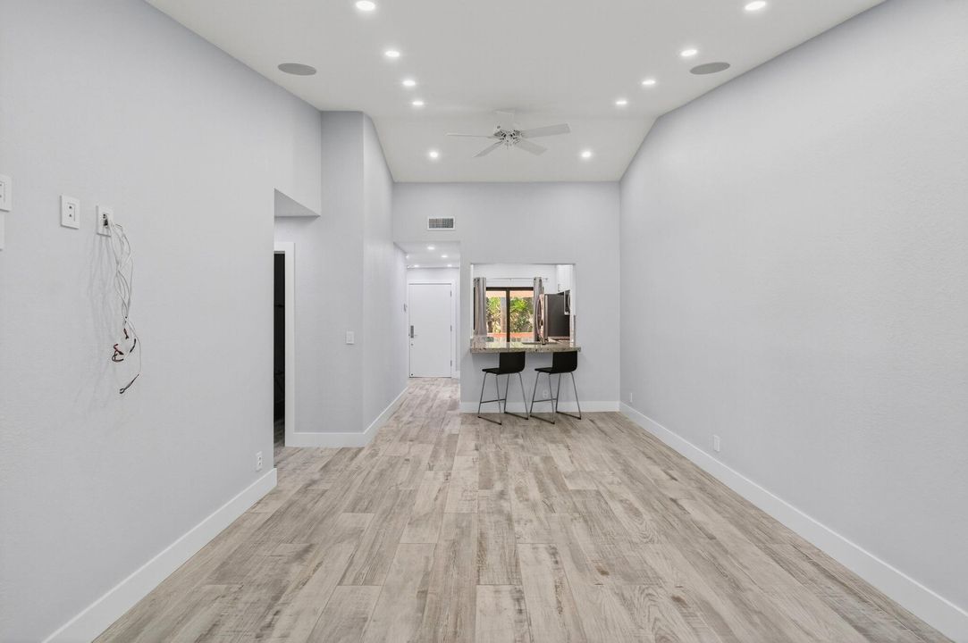 Active With Contract: $2,600 (3 beds, 2 baths, 978 Square Feet)