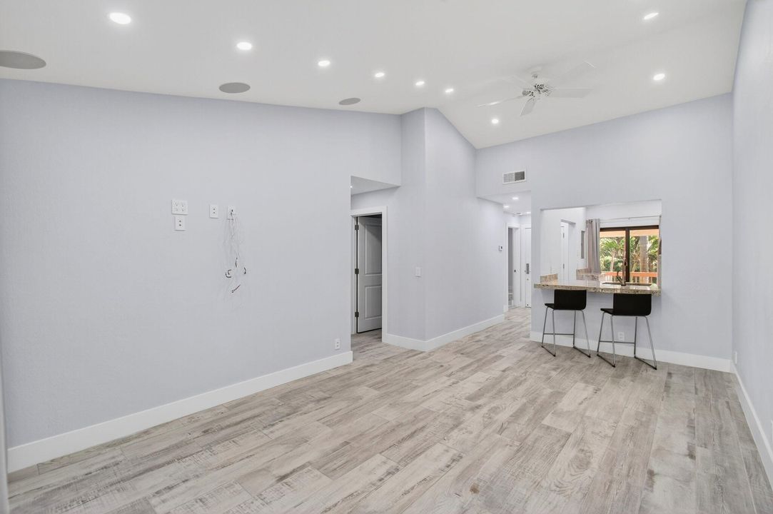 Active With Contract: $2,600 (3 beds, 2 baths, 978 Square Feet)