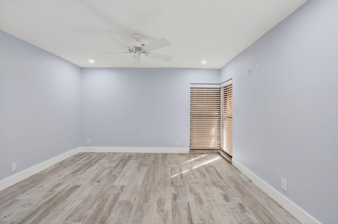 Active With Contract: $2,600 (3 beds, 2 baths, 978 Square Feet)