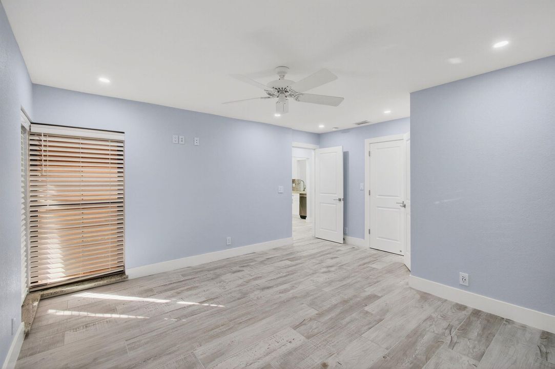 Active With Contract: $2,600 (3 beds, 2 baths, 978 Square Feet)