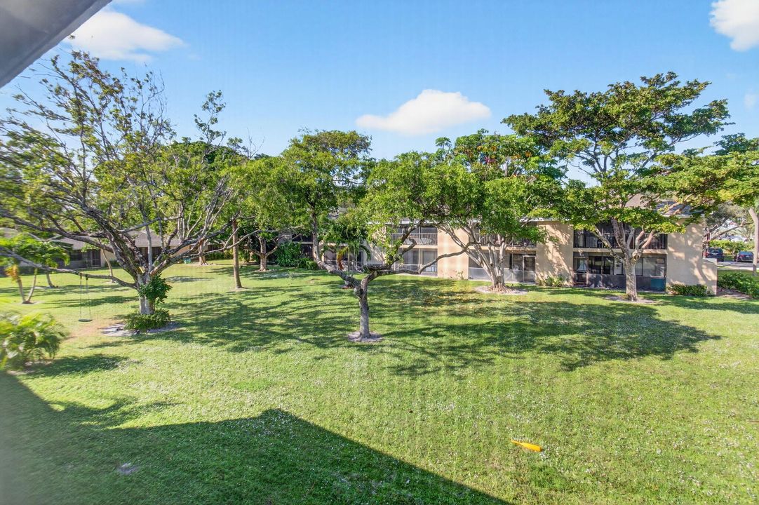 Active With Contract: $2,600 (3 beds, 2 baths, 978 Square Feet)