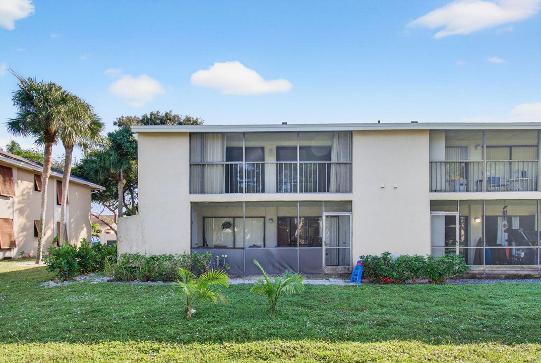 Active With Contract: $2,600 (3 beds, 2 baths, 978 Square Feet)