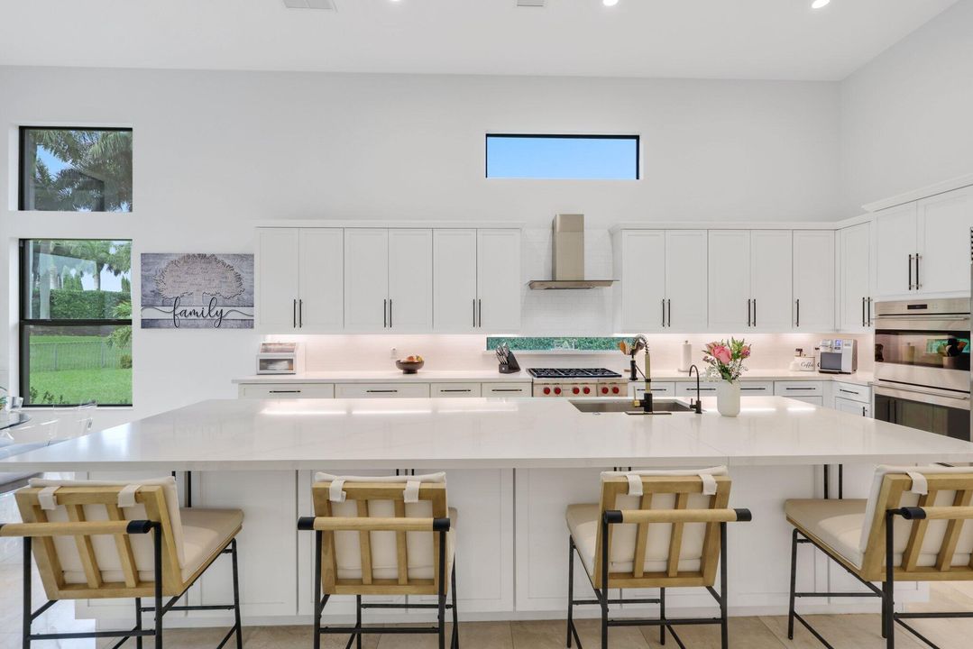 На продажу: $3,495,000 (6 спален, 5 ванн, 4966 Квадратных фут)