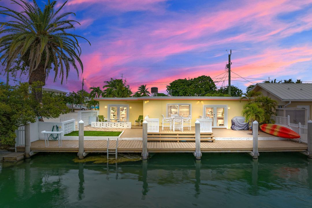 For Sale: $960,000 (2 beds, 2 baths, 900 Square Feet)