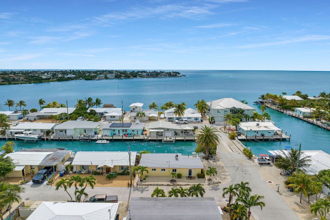 For Sale: $960,000 (2 beds, 2 baths, 900 Square Feet)